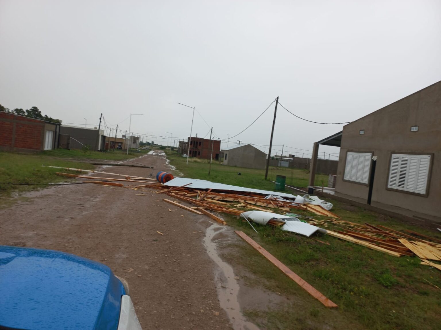 Voladuras de techo y destrozos en Ramírez
